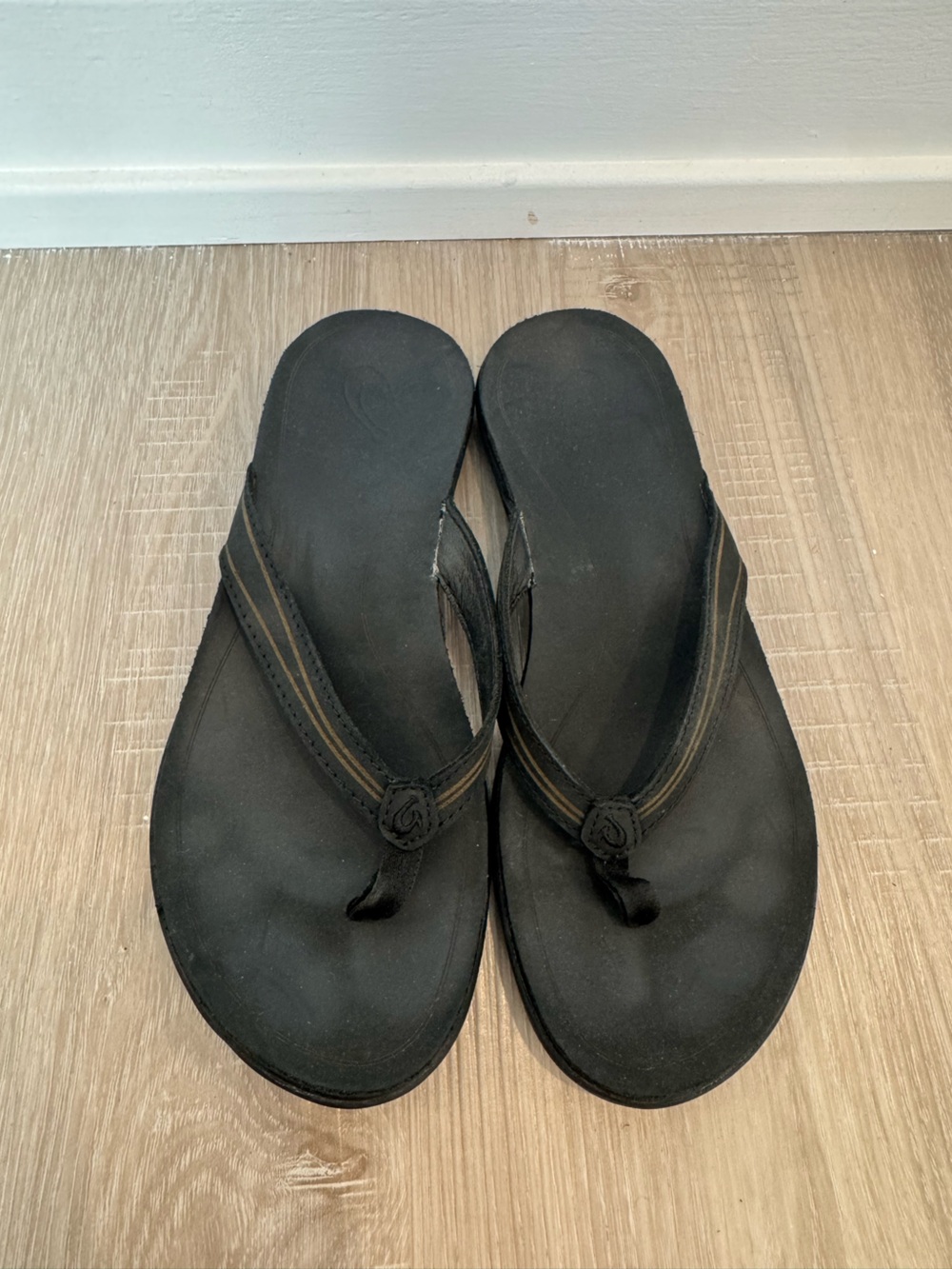 black OluKai 'Aukai' flip flops Size 8